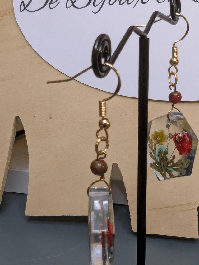 Boucles d'oreilles avec un pendentif hexagonale en résine avec des fleurs séchés, des perle naturelle rose et un fermoir en or rosé,
