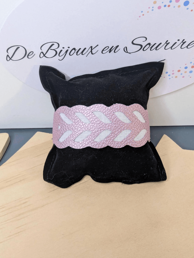 Bracelet manchette en cuir rose poudré, avec du tissus enduit blanc (résistant), une chaine argent. Le fermoir est de couleur argent.