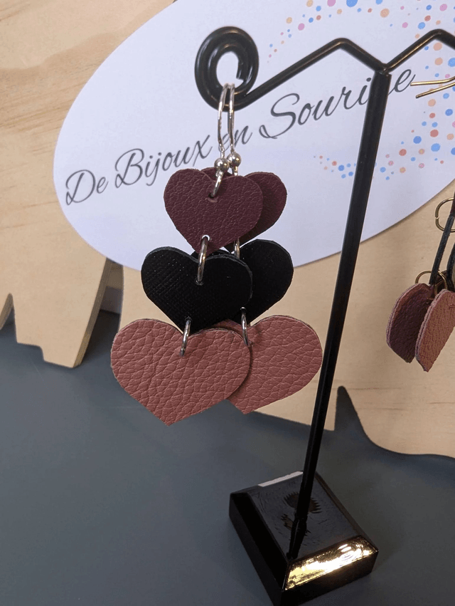 Boucles d'oreilles double face, en forme de cœur, en cuir véritable rose, violet et noir texturé, le fermoir est en argent.