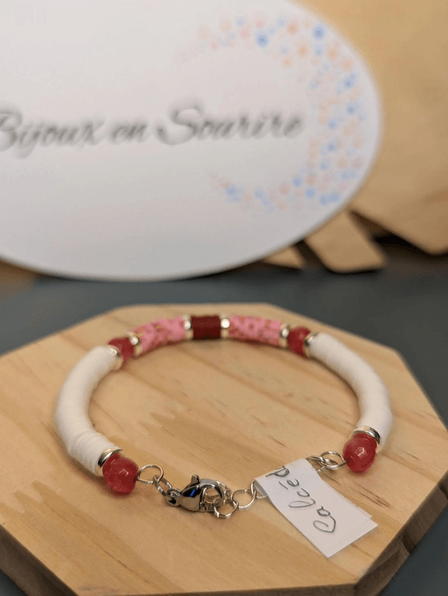Bracelet en perles Heishi de couleur blanche et rose avec des perles naturelles calcédoine rose, le fermoir est en argent. 