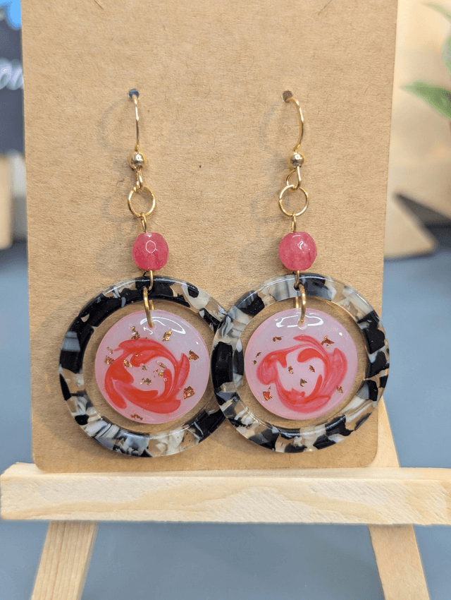 Boucles d'oreilles avec 2 pendentifs ronds, des perles naturelles et un fermoir couleur or. 