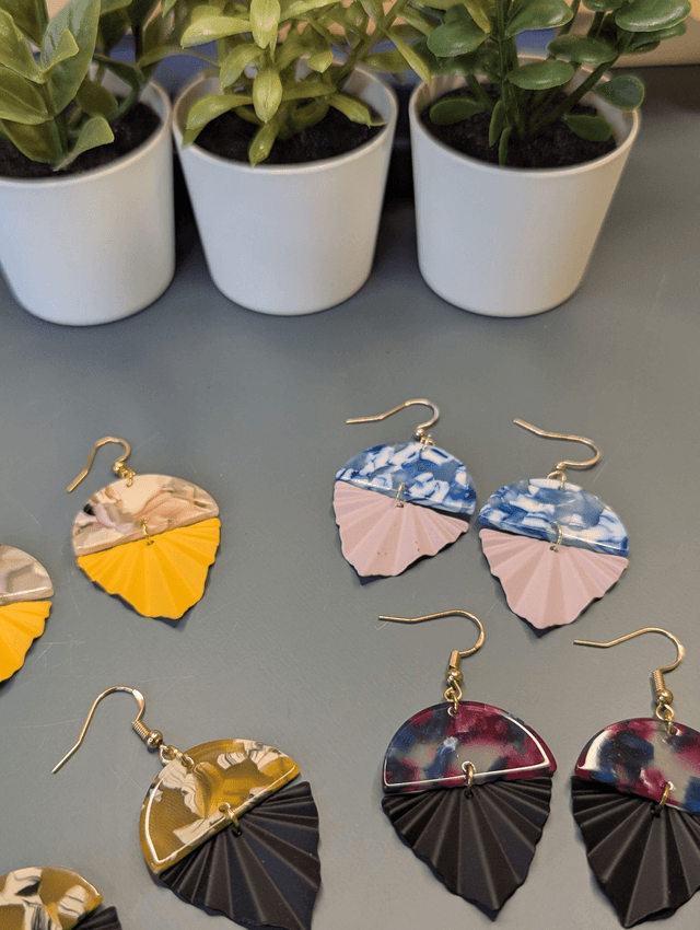 Boucles d'oreilles en deux parties, jaune et noir. 