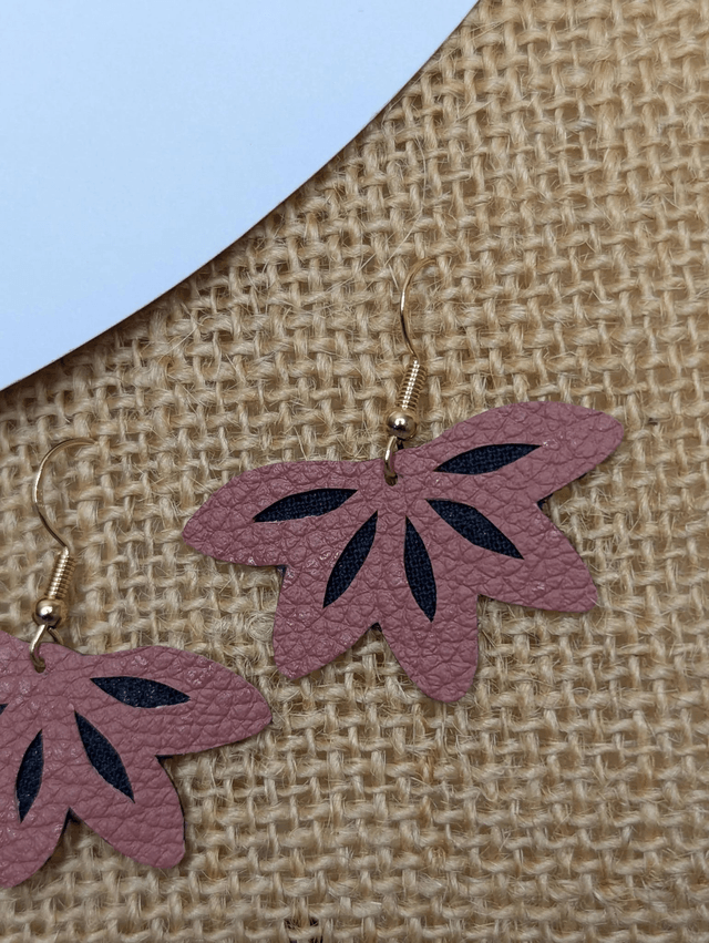 Boucles d'oreilles en cuir rose et tissus enduit bleu nuit en transparence, avec des perles naturelle, le fermoir est doré. 