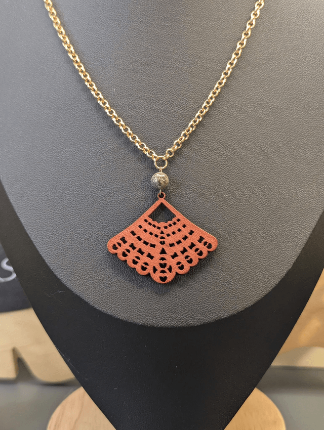  Collier court avec chaine de couleur or, pendentif en bois rouge et perle naturelle.