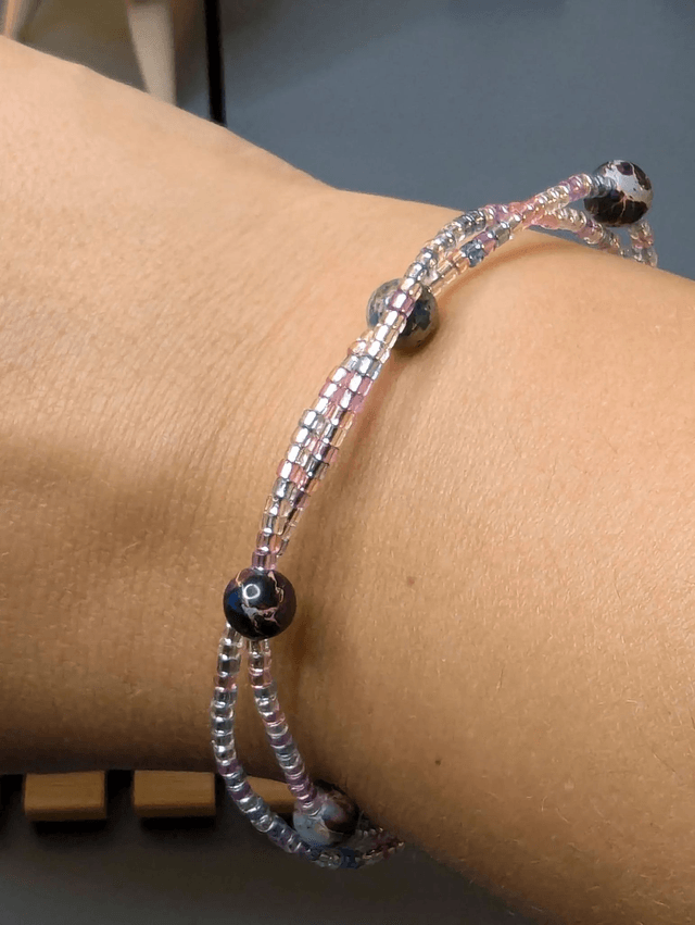 Bracelet torsadé rose, bleu, et violet avec des perles Miyuki en verre, des perles naturelles. Le fermoir est de couleur argenté.
