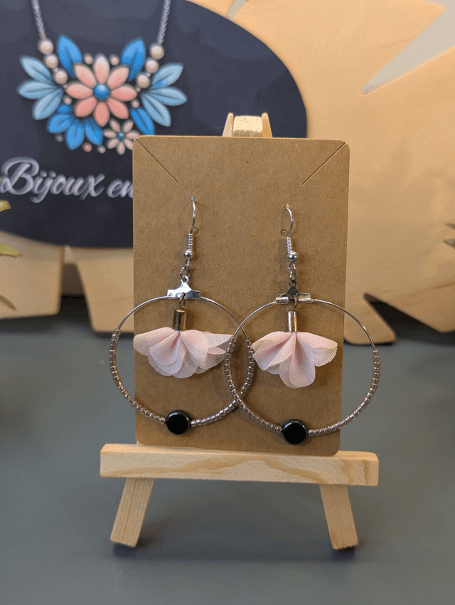 Boucles d'oreilles créoles ronde avec perles de rocailles rose.