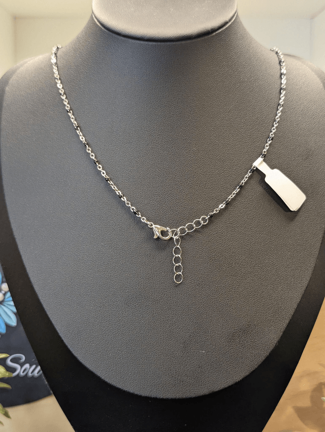 Collier mi long avec chaine couleur argent et noir et deux pendentifs. 