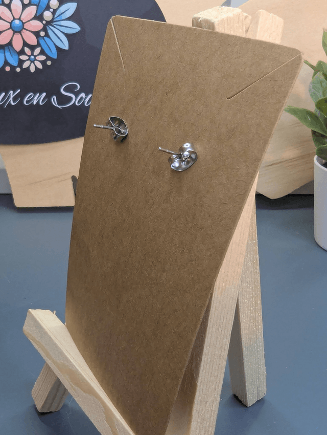 Petite boucles d'oreilles forme de cœur en similicuir rouge et en tissus enduit.
