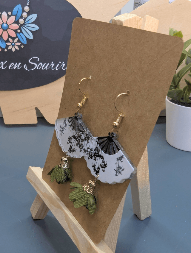 Boucles d'oreilles avec breloque éventail et pompon vert.
