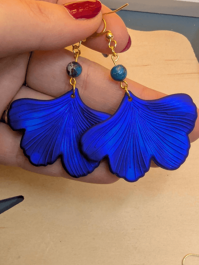 Boucles d'oreilles avec pendentifs en forme de feuilles de couleur bleu métallisé avec des perles de jaspe sédiment de mer.