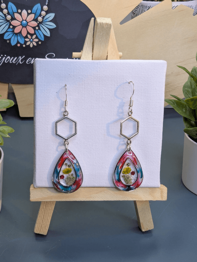 Boucles d'oreilles avec pendentif hexagonal et pendentif en résine avec fleurs séchées. 