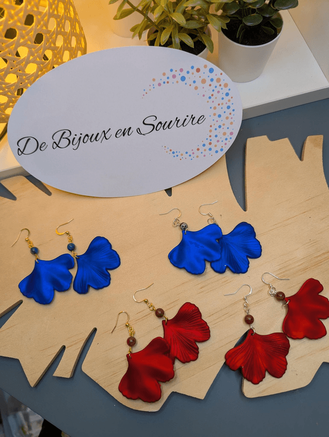Boucles d'oreilles avec pendentifs en forme de feuilles de couleur bleu métallisé avec des perles de jaspe sédiment de mer.