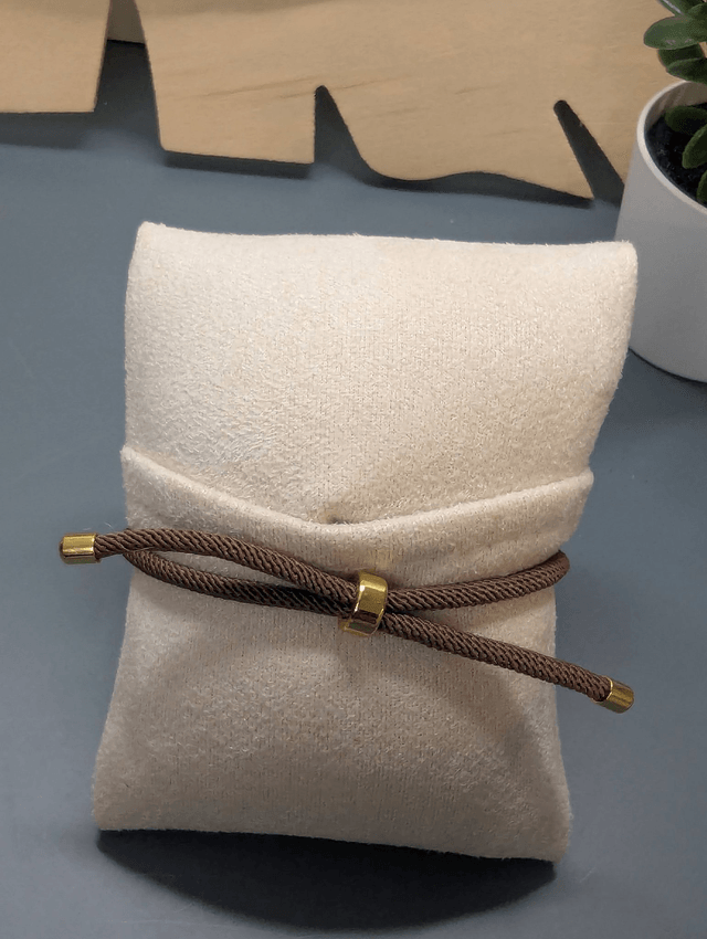Bracelet corde ajustable marron et hexagone en résine.