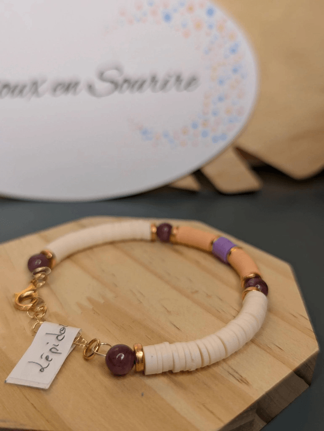 Bracelet en perles Heishi de couleur rose violet blanche avec des perles naturelles, le fermoir est doré.