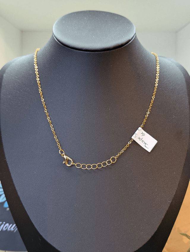  Collier court avec chaine de couleur or, pendentif en bois et perle naturelle.