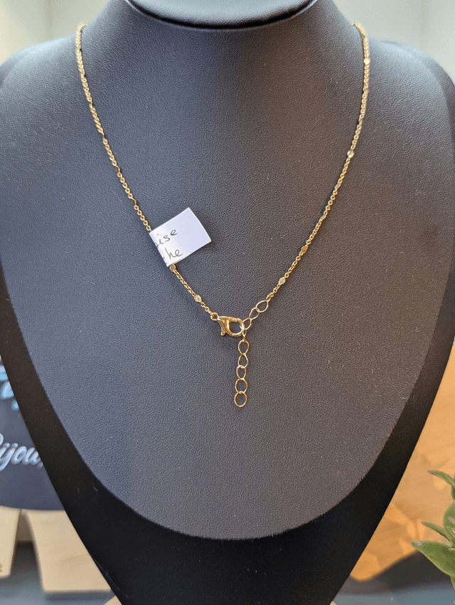 Collier mi long avec une chaine de couleur or et un pendentif en résine rose et bleu et un pendentif en métal doré.
