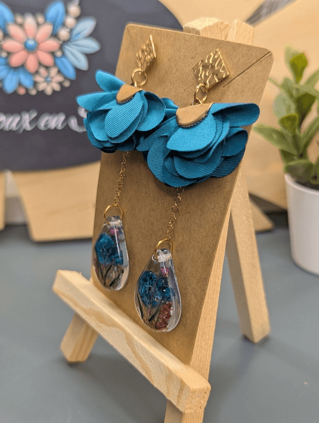 Boucles d'oreilles longue bleu avec fermoir clou doré. 