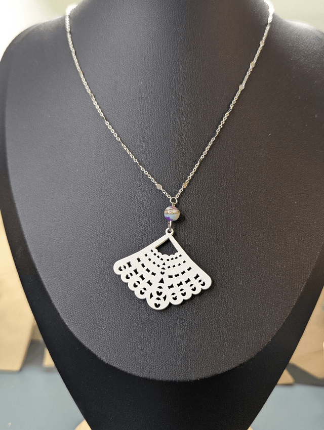 Collier court avec chaine de couleur argent, pendentif en bois et perle naturelle. 