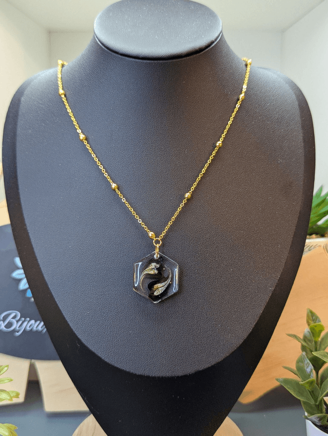 Collier avec pendentif en résine hexagonal. 