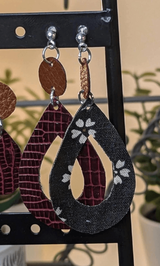 Boucles d'oreilles longue double face en cuir et en tissu enduit en forme de goutte, le fermoir clous en argent 925. 