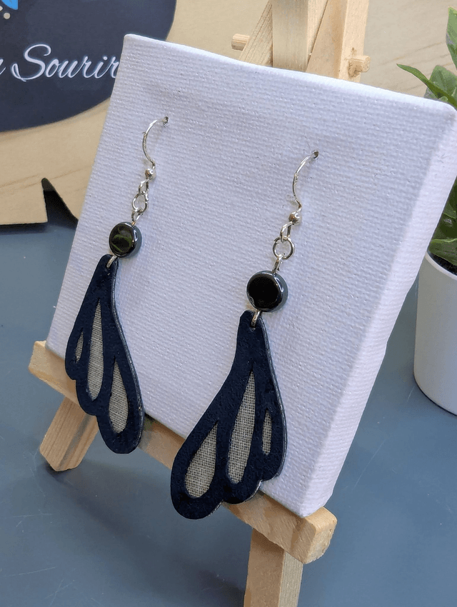 Boucles d'oreilles ailes de papillon bleu en cuir. 
