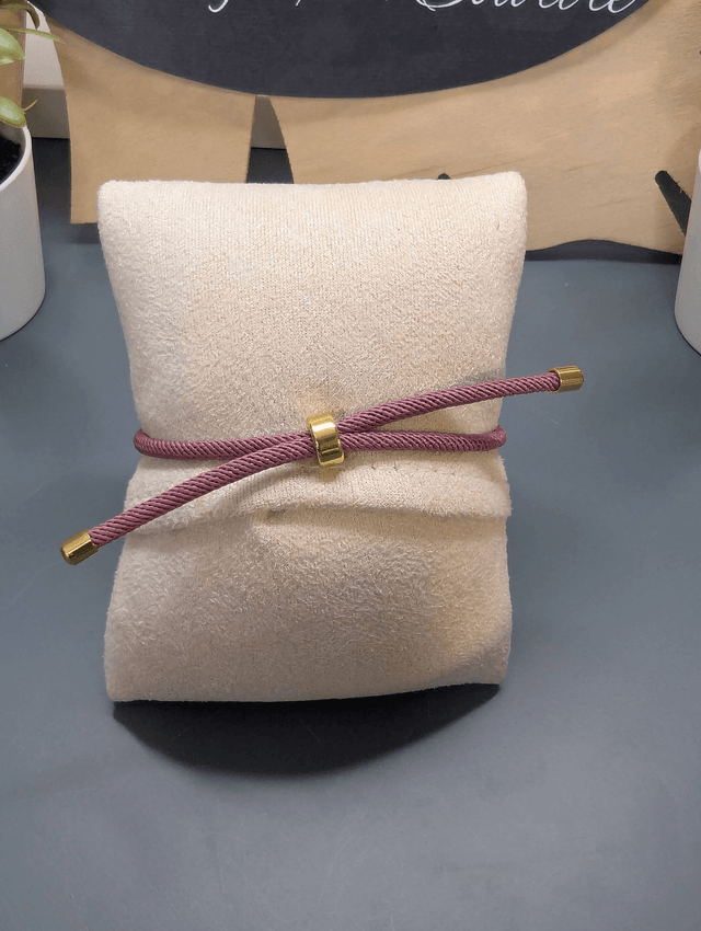 Bracelet corde ajustable violet et cœur en résine.