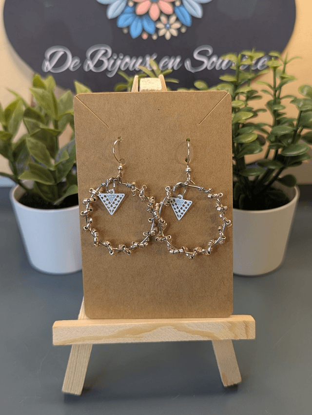 Petites créoles avec perles en verre rose et pendentif blanc. 