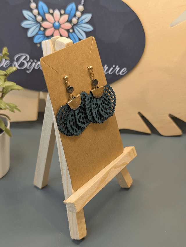 Boucles d'oreilles avec pendentif en tissu ajouré vert et pierre d'hématite noire.
