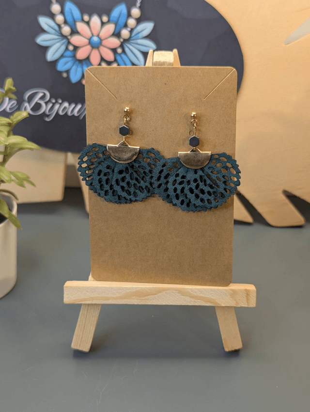 Boucles d'oreilles avec pendentif en tissu ajouré vert et pierre d'hématite noire.