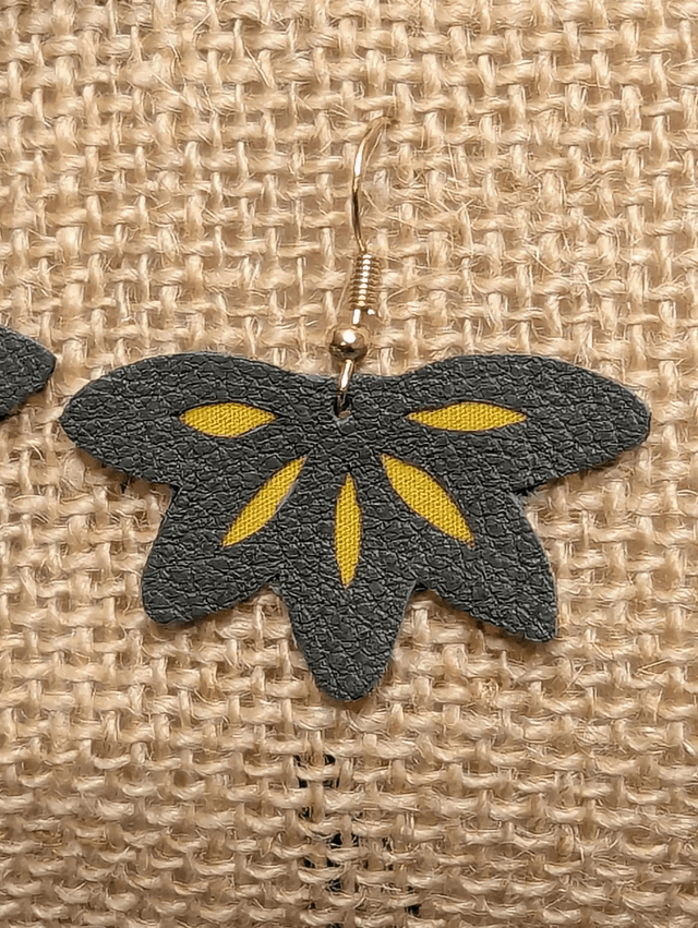 boucles d'oreilles en forme de fleur avec du cuir kaki et avec du tissus jaune en transparence, des perles naturelle, le fermoir est doré. 