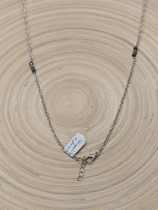Collier long avec de la chaine couleur argent, intercalé de perles d'hématite noir et de perles colorés en verre. 