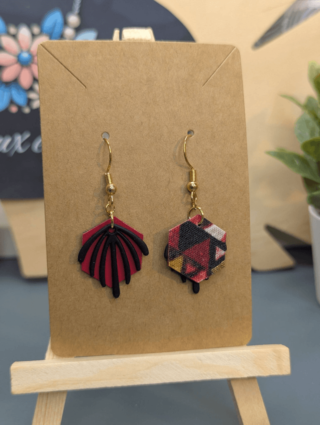 Petites boucle d'oreilles pendante  en cuir et tissus enduit avec un pendentif noir. 