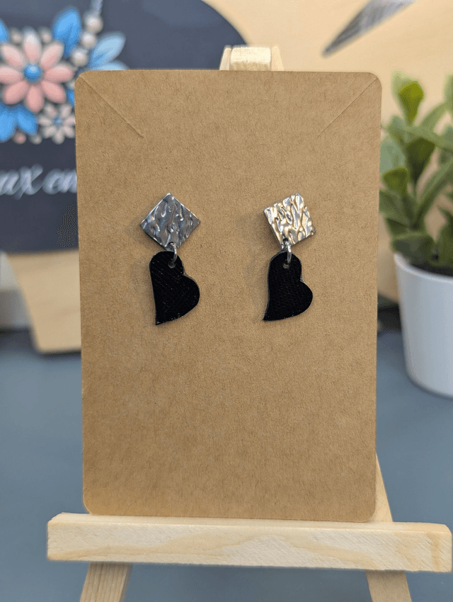 Petite boucles d'oreilles forme de cœur en cuir noir et rose.