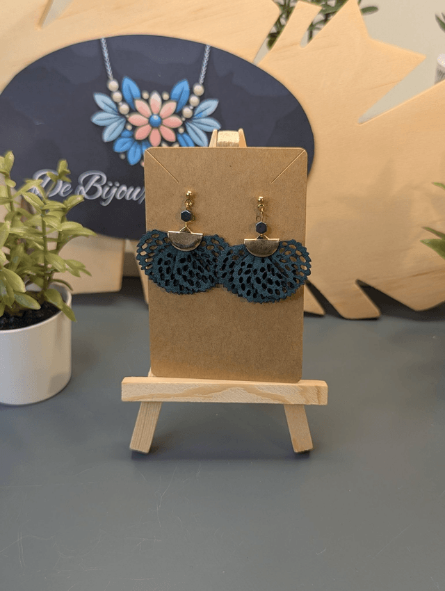 Boucles d'oreilles avec pendentif en tissu ajouré vert et pierre d'hématite noire.