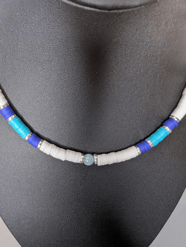 collier ras de cou avec des perles plates heishi de couleurs bleu, blanc et argenté intercalé de perles naturelles d'aigue marine. 
