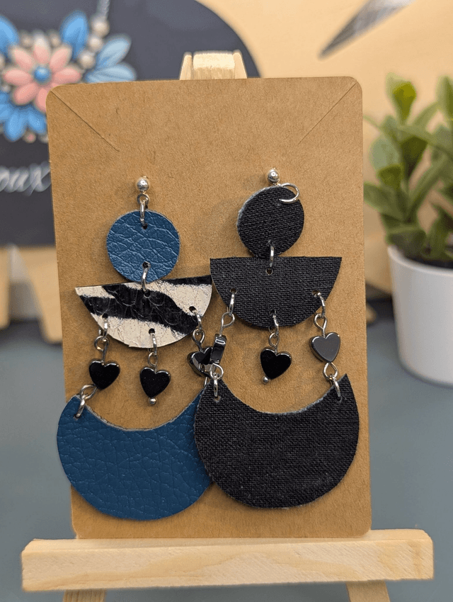 Boucles d'oreilles en cuir, similicuir bleu, tissus enduit et cœur en hématite noire.