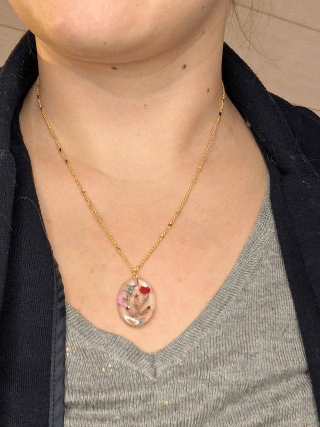 Collier avec pendentif en résine et fleurs séchés