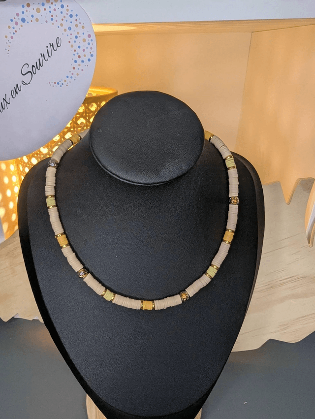 collier ras de cou avec des perles plates heishi de couleurs jaune, beige et or intercalé de perles de lave volcanique doré. 