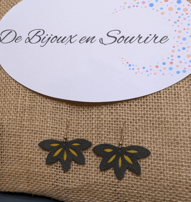 boucles d'oreilles en forme de fleur avec du cuir kaki et avec du tissus jaune en transparence, des perles naturelle, le fermoir est doré. 
