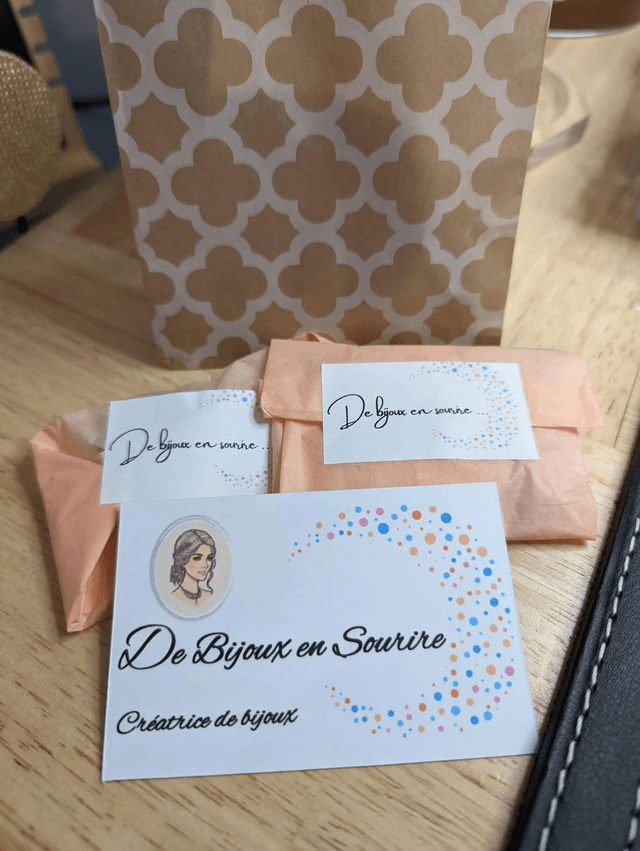 Bracelet avec une chaine de couleur argent, un pendentif en résine avec des fleurs séchés et un papillon en stickers, le fermoir est en argent. 