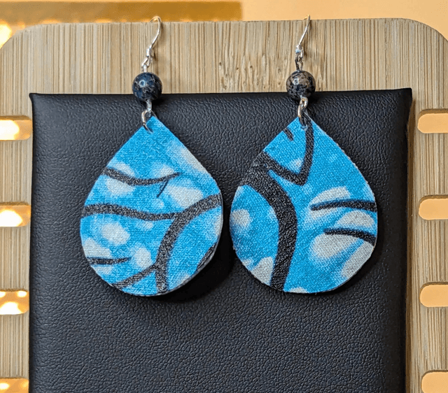 Boucles d'oreilles pendante en similicuir et en tissus enduit avec un dégradé bleu avec des perles naturelles et un  fermoir en argent 925