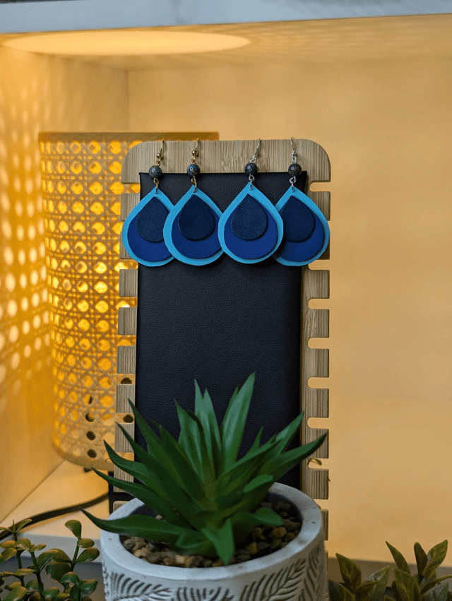 Boucles d'oreilles pendante en similicuir et en tissus enduit avec un dégradé bleu avec des perles naturelles et un  fermoir en argent 925