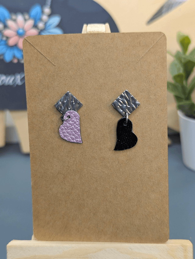 Petite boucles d'oreilles forme de cœur en cuir noir et rose.
