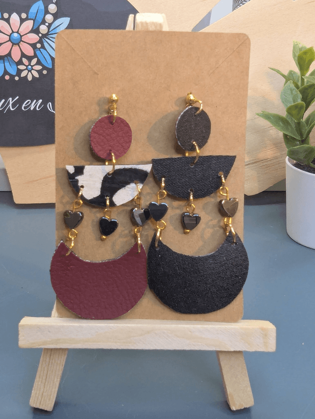 Boucles d'oreilles en cuir, similicuir rouge, tissus enduit et cœur en hématite noire.
