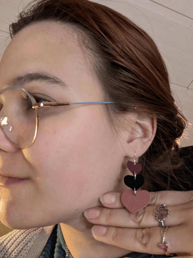 Boucles d'oreilles double face, en forme de cœur, en cuir véritable rose, violet et noir texturé, le fermoir est en argent.