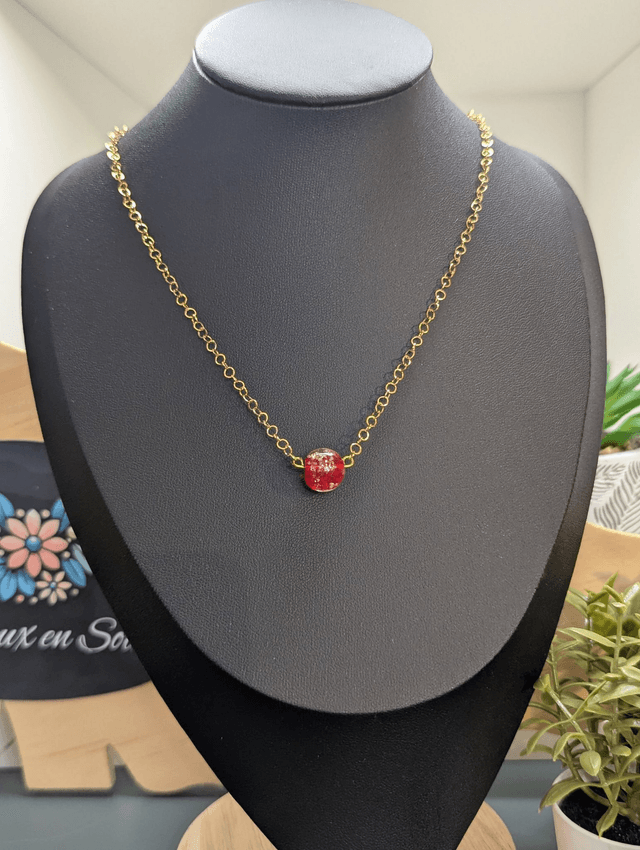 collier mi long avec chaine de couleur or et pendentif en verre rouge. 