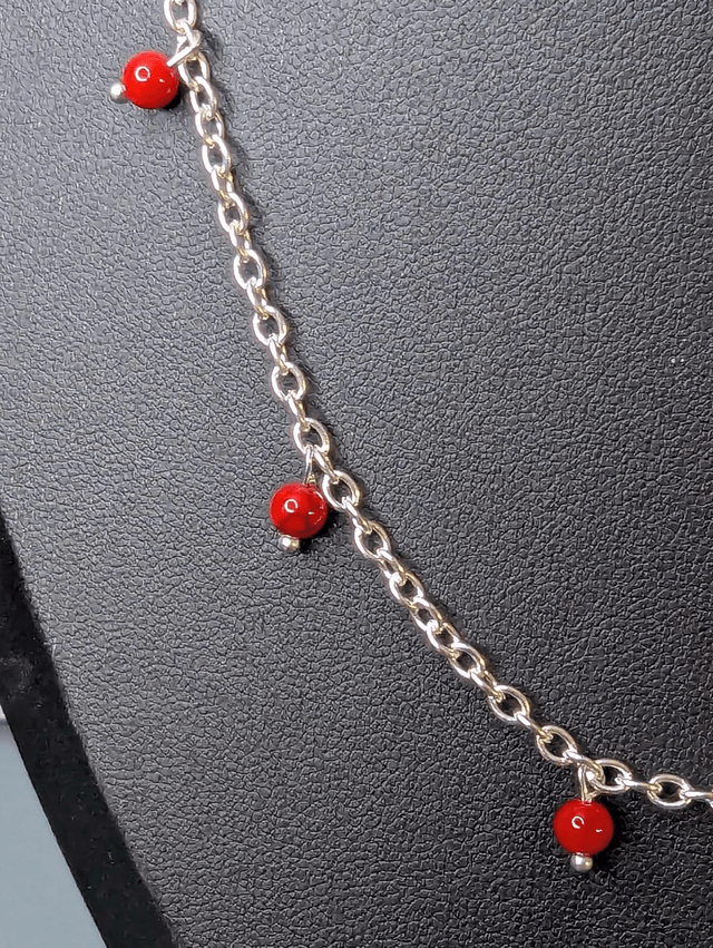 collier court chaine en argent fine et des perles naturelles de turquoise  de couleur rouge, la chaine fermoir est en argent. 