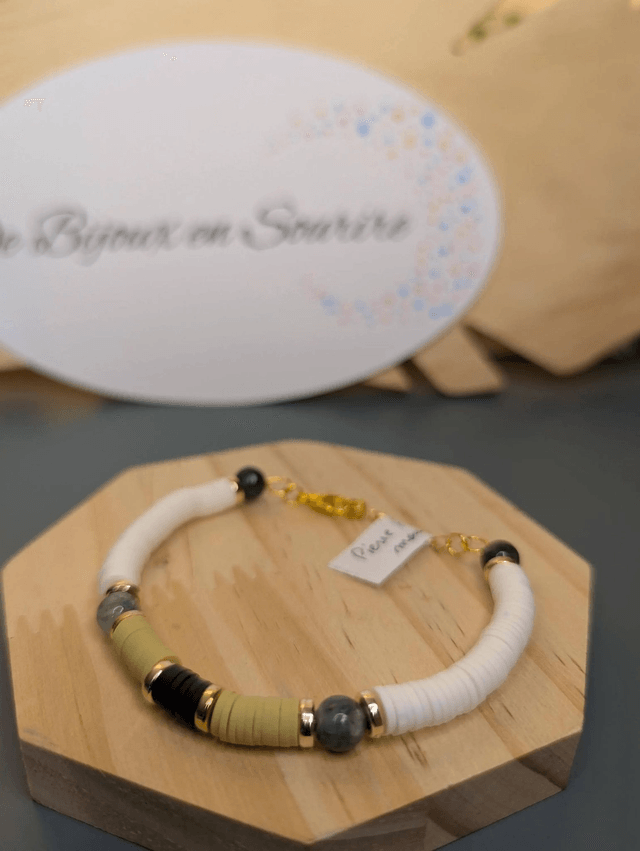 Bracelet en perles Heishi de couleur verte et blanche avec des perles naturelles agate mousse, le fermoir est 