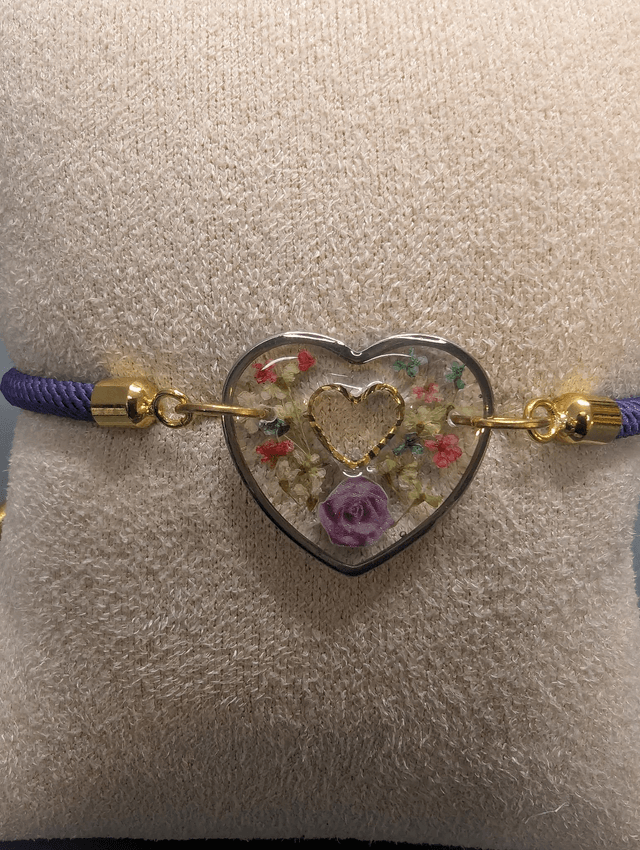 Bracelet corde ajustable violet et cœur en résine.
