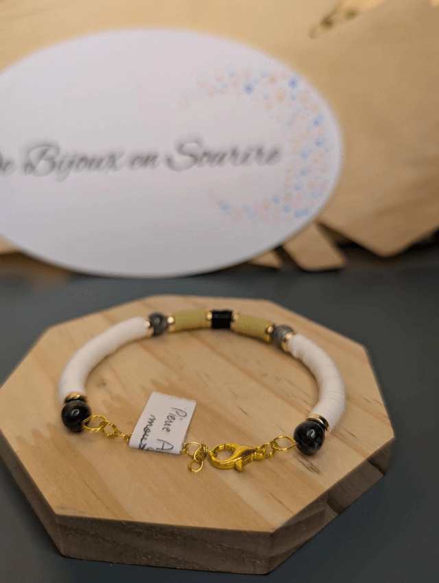 Bracelet en perles Heishi de couleur verte et blanche avec des perles naturelles agate mousse, le fermoir est 